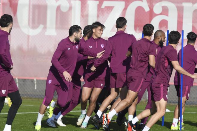 Los futbolistas del Sevilla en un entrenamiento (Foto: Kiko Hurtado).