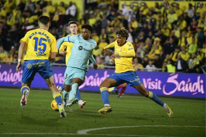 Balde, en una jugada del Las Palmas-Barcelona (FOTO: Cordón Press).