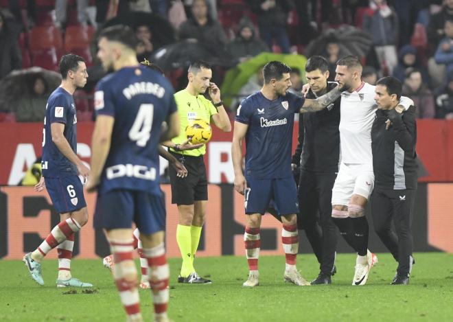 Gudelj, lesionado en el Sevilla-Athletic (Foto: Kiko Hurtado).