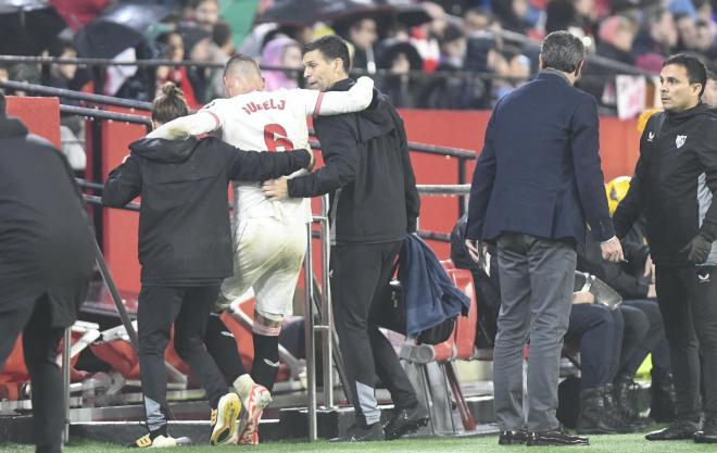Gudelj, lesionado en el Sevilla-Athletic (Foto: Kiko Hurtado).
