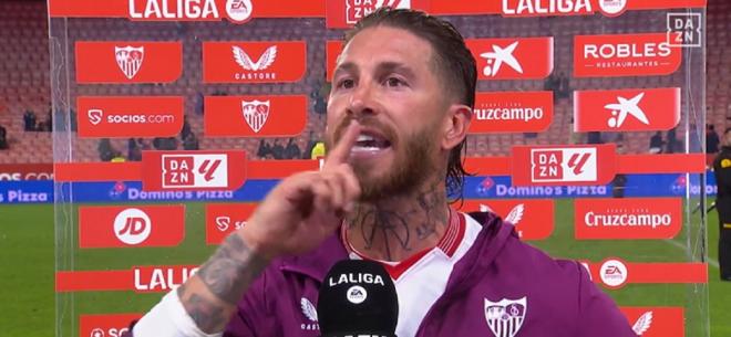 Momento en el que Sergio Ramos manda a callar a un aficionado (Captura de pantalla de la imagen de DAZN)