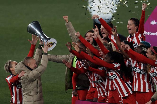 Virginia levanta el título de la Supercopa de España junto a sus compañeras del Atlético de Madrid (Cordon Press)
