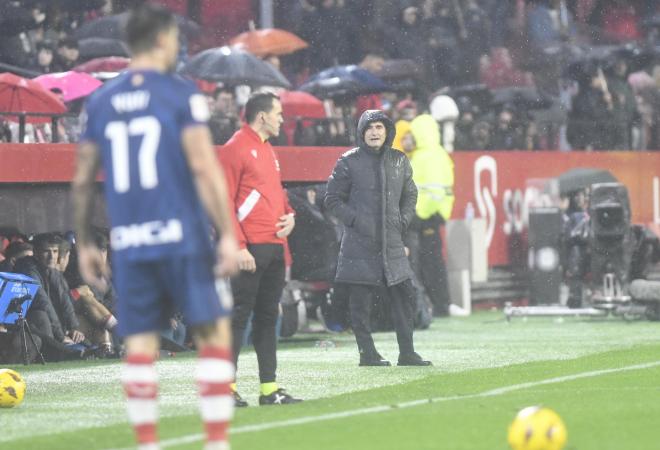 Valverde da indicaciones a sus jugadores bajo la lluvia (Foto: Kiko Hurtado).