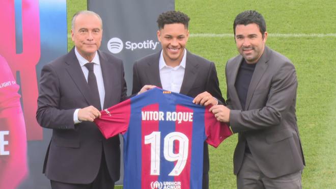 Vitor Roque posa con Deco y Rafa Yuste como nuevo jugador del Barça