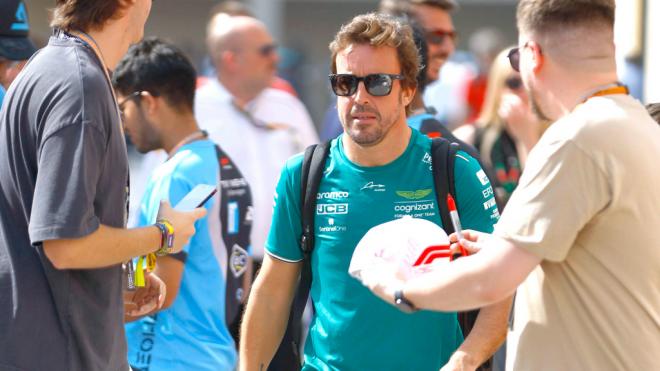 Fernando Alonso, llegando a un Gran Premio en 2023 (Foto: Cordon Press).