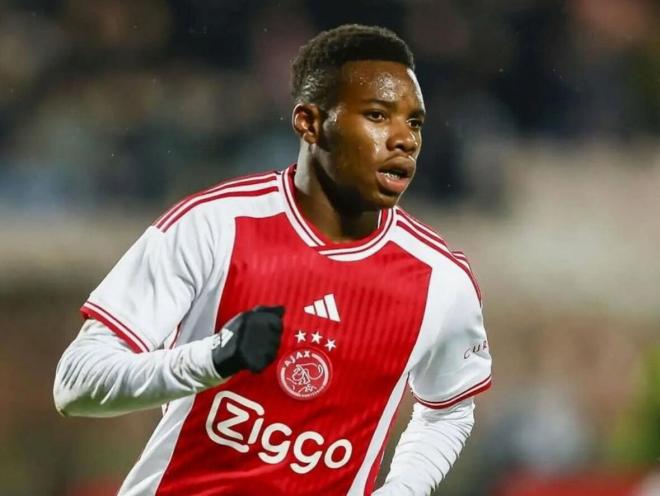 Stanis Muzambo con el Ajax.