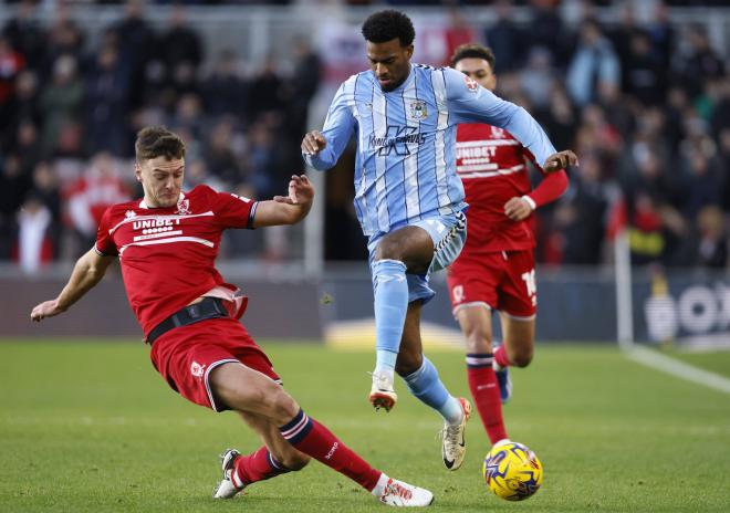 Dael Fry intenta recuperar el balón durante el Middlesbrough-Coventry. (Foto: Cordon Press).