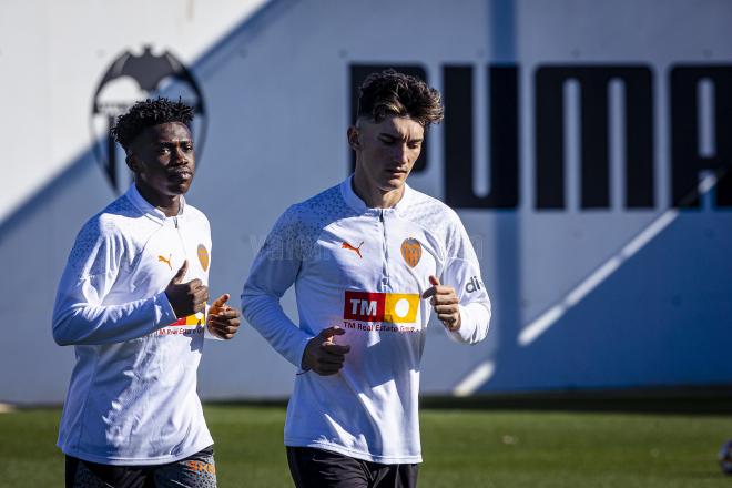 Pepelu y David Otorbi, en un entrenamiento del Valencia CF.