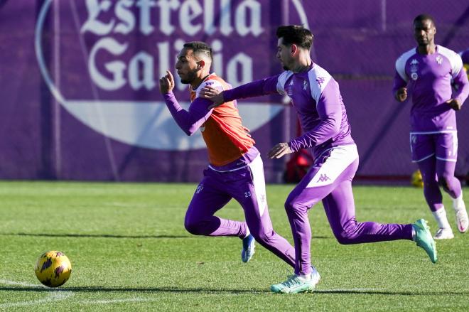 Anuar y Luis Pérez, en el entrenamiento del Día de Reyes (Foto: Real Valladolid).