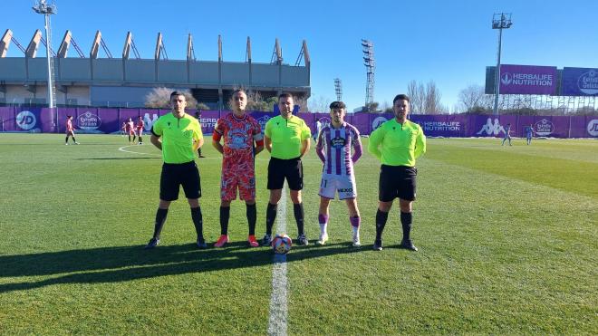 Los capitanes del Promesas y el Guijuelo con los árbitros (Foto: Real Valladolid).