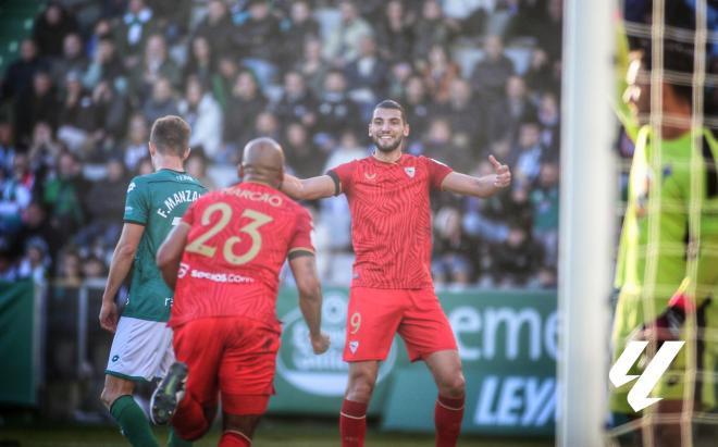 Rafa Mir celebra con Marcao su gol ante el Ferrol (Foto: LALIGA).
