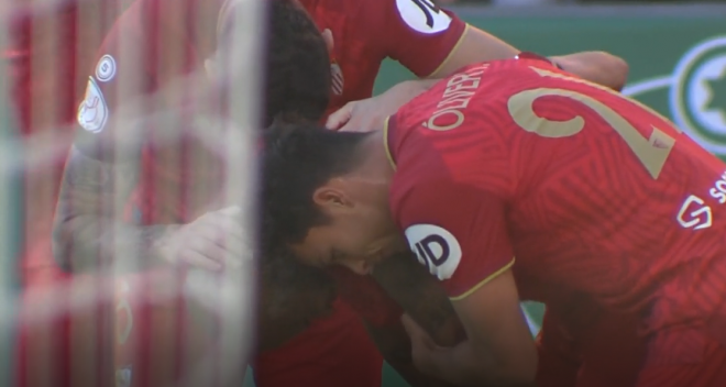 Los jugadores del Sevilla arropan a Marcao tras el gol dedicado a su padre