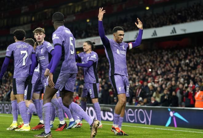 Dos aficionados del Liverpool saltan a celebrar el gol con los jugadores (Cordon Press)