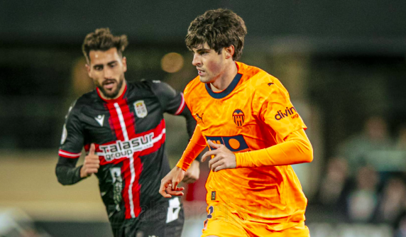 Javi Guerra, ante el FC Cartagena (Foto: Valencia CF).