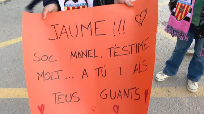 La pancarta de Manel para pedirle los guantes a Jaume