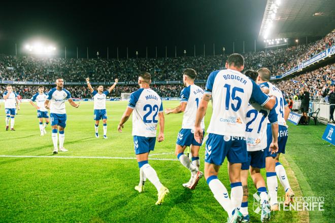 Los jugadores del Tenerife celebran un gol ante Las Palmas (Foto: CDT).