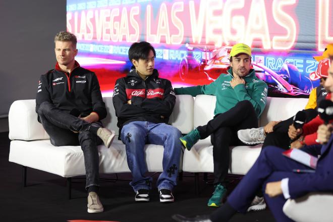 Zhou y Fernando Alonso, en la rueda de prensa del GP de Las Vegas (Foto: Cordon Press).