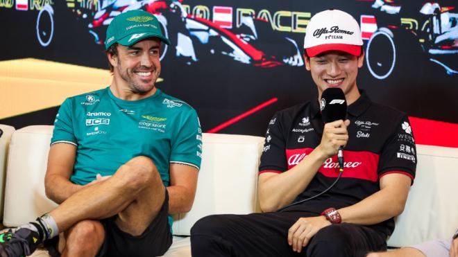 Zhou y Fernando Alonso, en una rueda de prensa (Foto: Cordon Press).