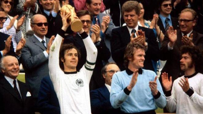 Franz Beckenbauer levanta el Mundial de 1974.