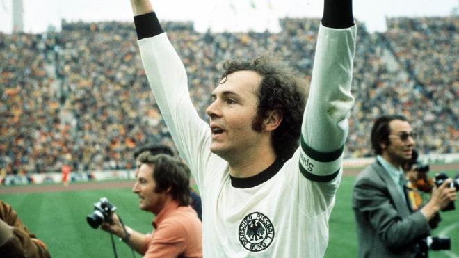 Franz Beckenbauer celebra una victoria de Alemania.