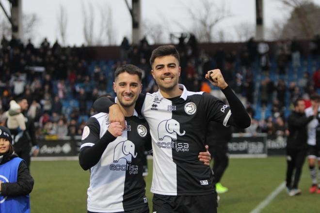 Manu Ramírez y Erik Ruiz, jugadores del Unionistas, celebran el pase de Copa del Rey ante el Villa