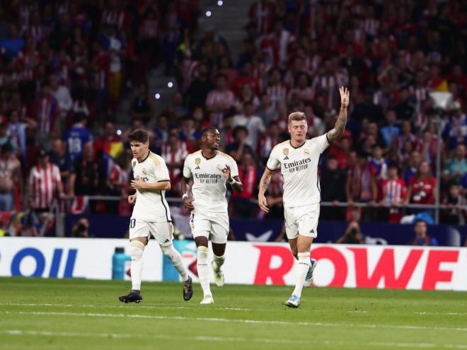 Toni Kroos celebra su gol en el partido entre el Atlético de Madrid y Real Madrid.