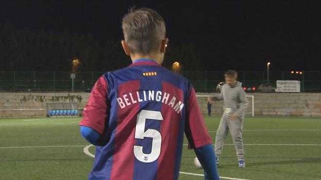 Antón jugando con su hermano con la camiseta del Barcelona y el nombre de Bellingham.