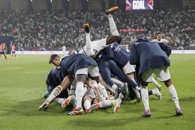 El Real Madrid celebra la victoria frente al Atlético en la semifinal de la Supercopa de España (