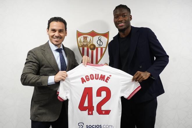 Agoumé, junto a Del Nido Carrasco, tras firmar con el Sevilla (Foto: SFC).