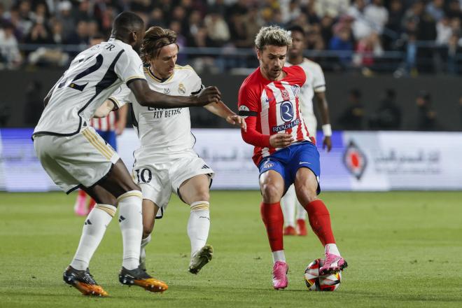 Modric y Griezmann luchan un balón en el Real Madrid-Atlético de la Supercopa de España (FOTO: EFE)