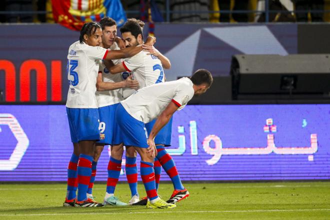 Los jugadores del Barça celebran el gol de Lewandowski a Osasuna (Foto: EFE).