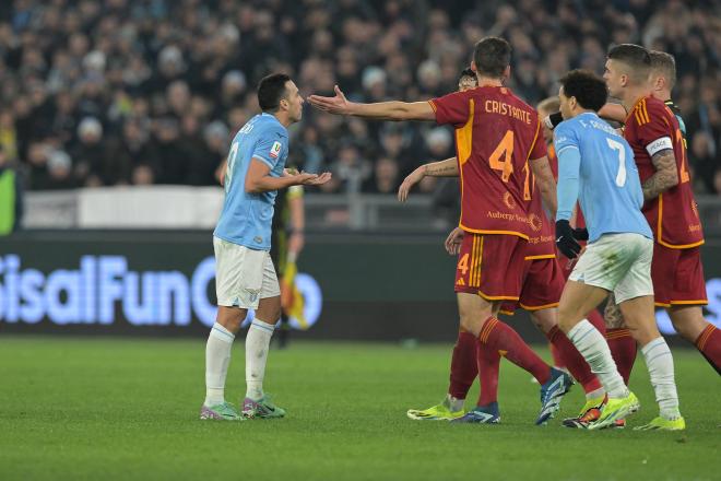 Daniele Orsato muestra la tarjeta roja a Pedro Rodríguez en el Lazio - Roma (Cordon Press)