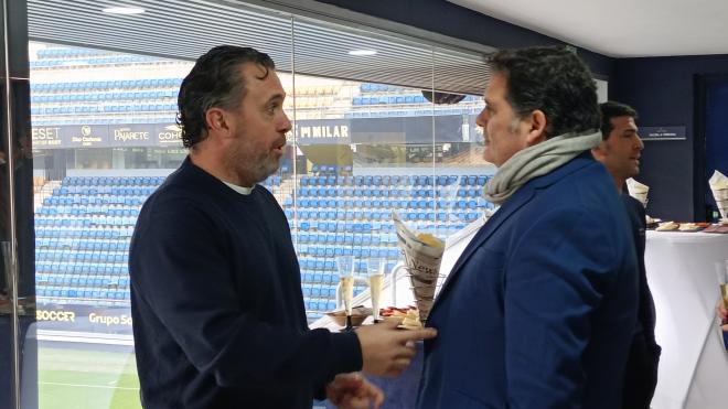 Sergio González conversa con Rafael Contreras.