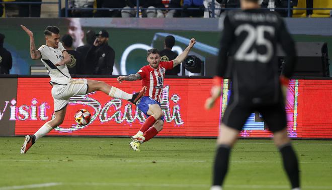 Javi Galán centrando un balón en el Real Madrid-Atlético de la Supercopa de España (Foto: ATM).