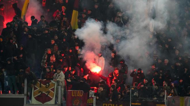 Los ultras toman el fútbol en Italia: lanzamiento de bengalas y botellas entre los hinchas de Lazi