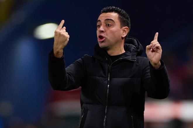 Xavi Hernández da instrucciones en el Osasuna-Barcelona (Foto: RFEF).