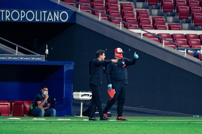 Simeone y el 'Mono' Burgos durante la etapa juntos en el Atlético (Cordon Press)