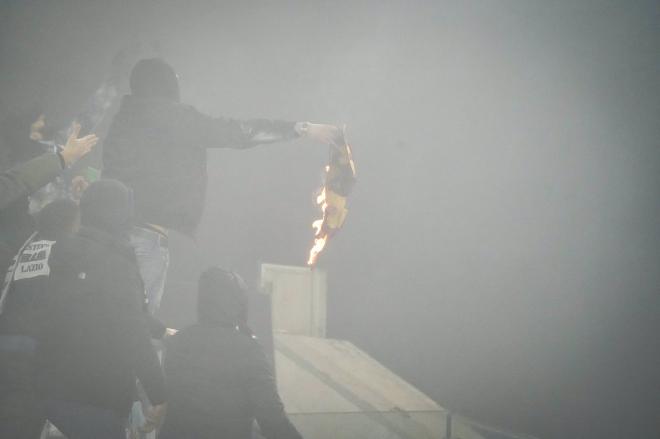 Ultras de la Lazio quemando la bandera de su máximo rival, la Roma