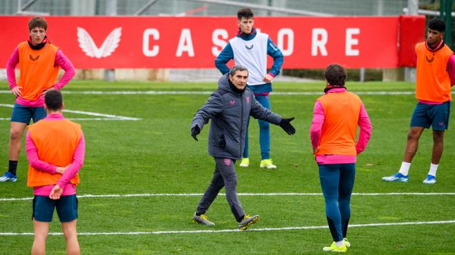Ernesto Valverde da instrucciones enérgicamente a su plantilla en Lezama antes del derbi vasco contra la Real Sociedad (Foto: Athletic Club).
