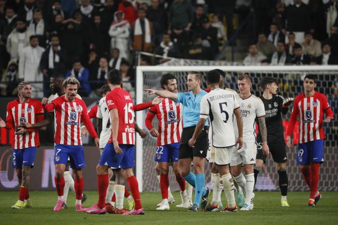 Vinicius y los jugadores del Real Madrid protestan a Alberola Rojas por un gol del Atlético (Foto: EFE).