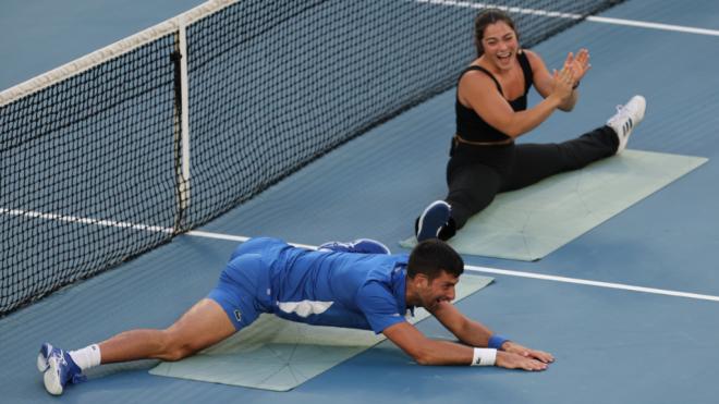 Novak Djokovic realizando ejercicios de gimnasia. (Fuente: @AustraliaOpen)