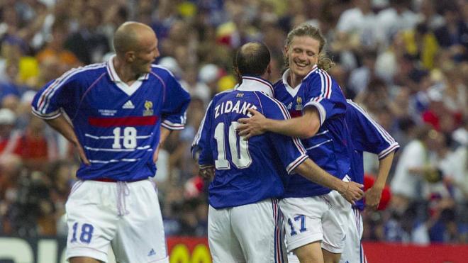 Petit, celebrando con Zidane.