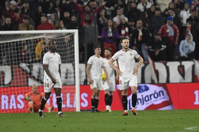 Rakitic se lamenta tras el segundo gol del Alavés (Foto: Kiko Hurtado).