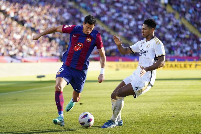 Jude Bellingham pelea un balón con Robert Lewandowski en el Barça-Real Madrid (Foto: Cordon Press