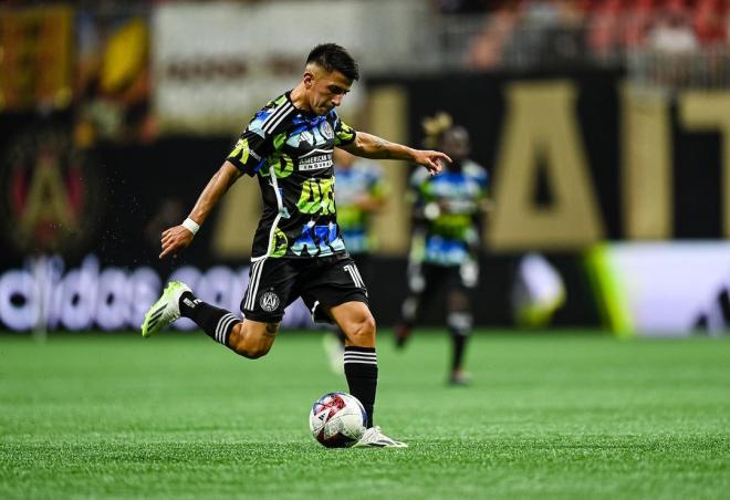 Thiago Almada jugando con la camiseta del Atlanta.