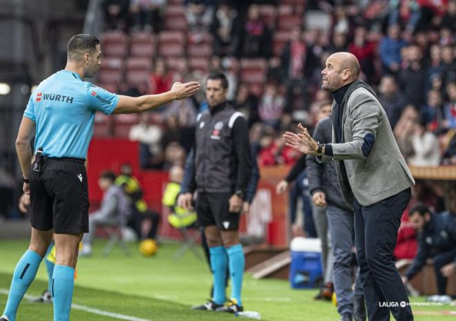 Ramírez conversa con el árbitro del Sporting - Huesca (Foto: LaLiga).