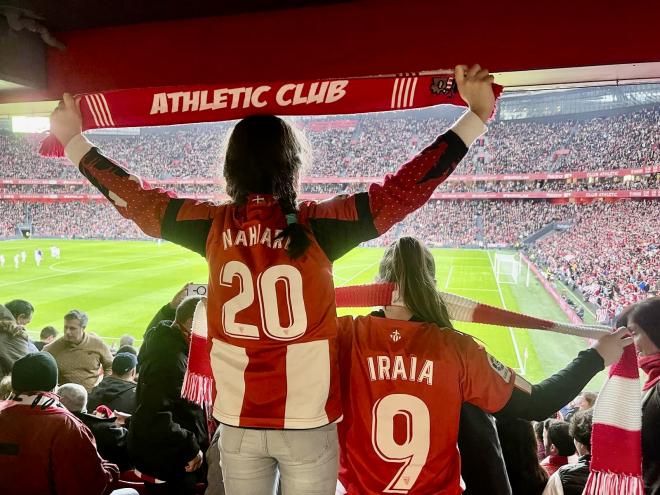 Dos jóvenes aficionadas zurigorris siguen el derbi del Athletic Club en San Mamés (Foto: DMQ Bizkaia).