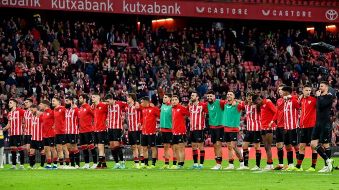 Celebración en el césped tras el triunfo en el derbi ante la Real Sociedad en San Mamés (Foto: Athletic Club).