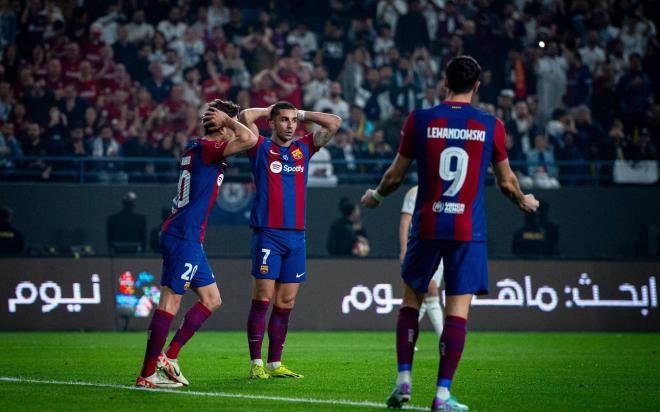 Lewandowski, Ferran Torres y Sergi Roberto se lamentan en el Madrid-Barcelona (Foto: Cordon Press).