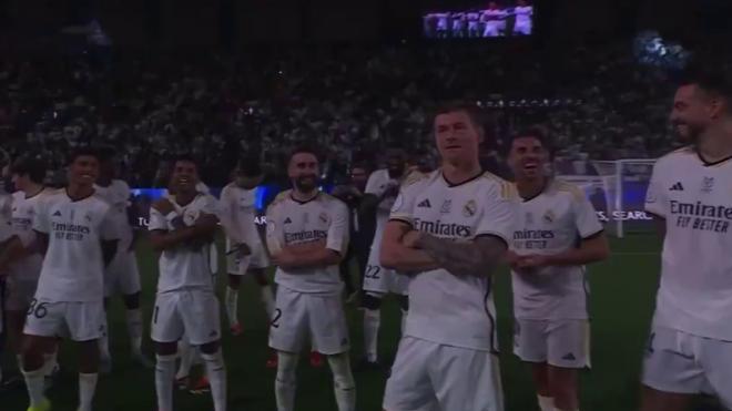 Las risas de los jugadores del Madrid viendo a Toni Kroos aguantar los abucheos.